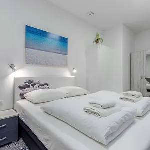  Apartman Black & White, Cherry & Blue